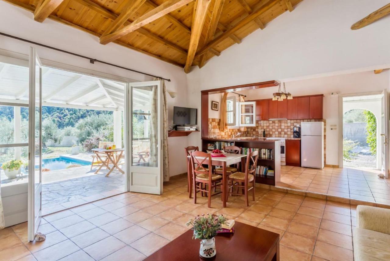Villa Tassoula Isomata ภายนอก รูปภาพ